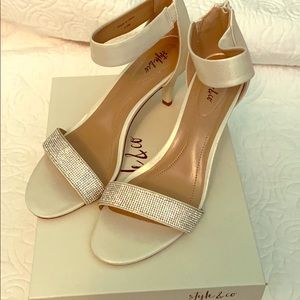 🥂🍾Champagne and rhinestone heels